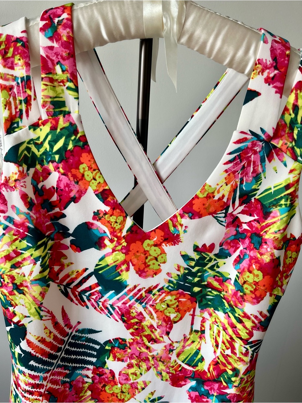 GUESS Tropical Floral Cross-Back Bodycon Dress V-Neck US 10 ✨EUC - Picture 4 of 16